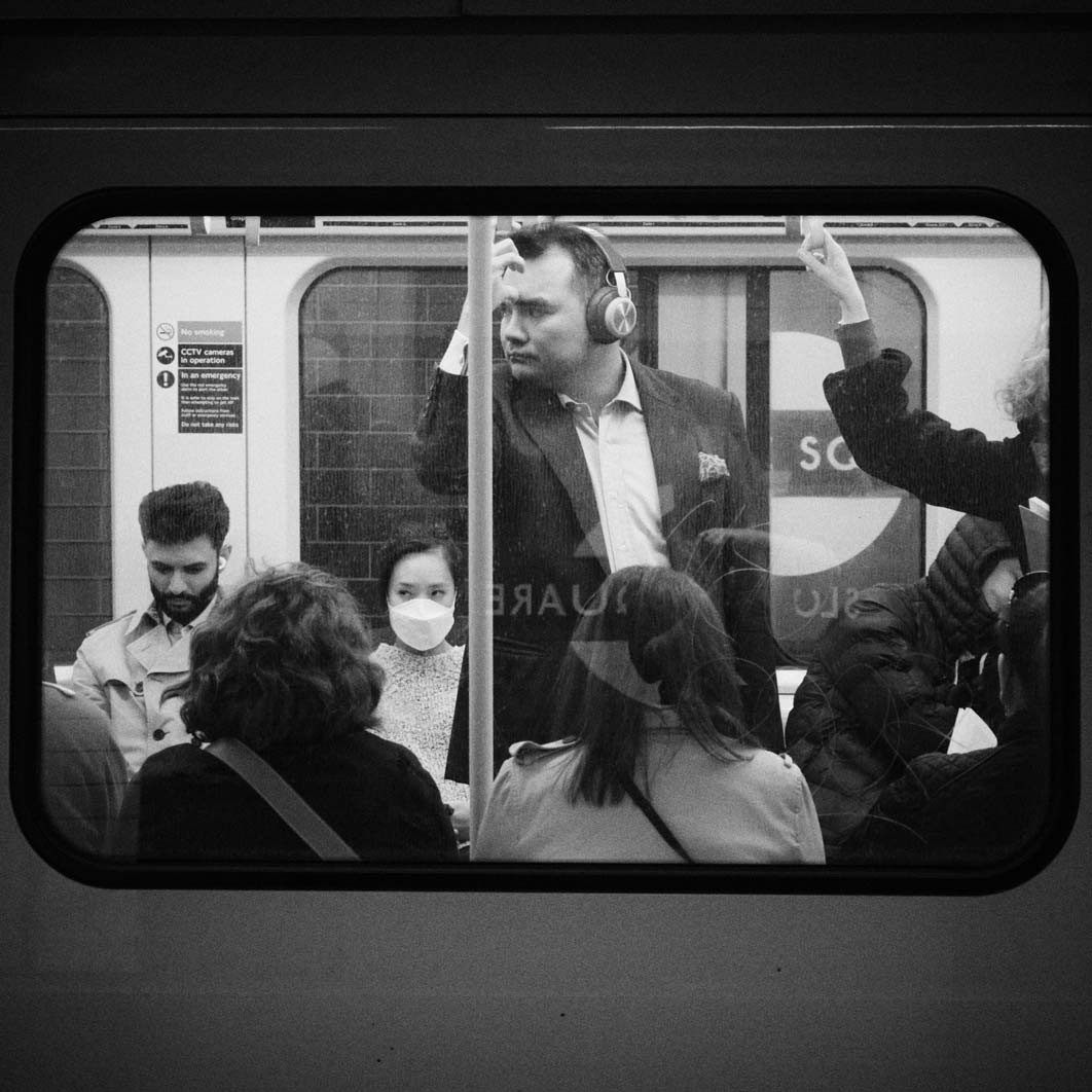 Personas en un transporte público